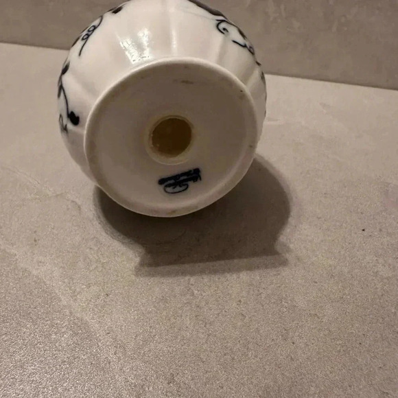 Seymour Mann VIENNA WOODS "Blue Onion Pattern" Salt  Shaker - Picture 5 of 5